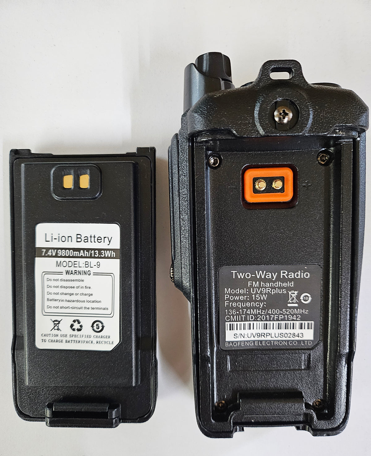 Baofeng UV-9R Plus със свалена литиево-йонна батерия – реална снимка