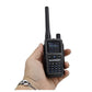 Baofeng UV-5R Mini в ръка – компактен размер