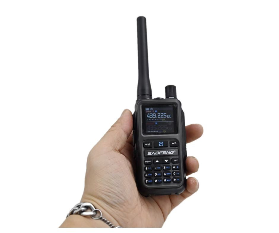 Baofeng UV-5R Mini в ръка – компактен размер