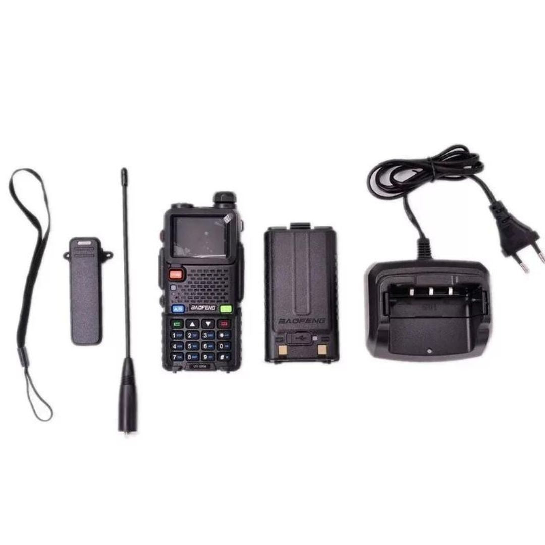 Комплект Baofeng UV-5RM: радиостанция, батерия, антена, щипка, връзка и зарядна база