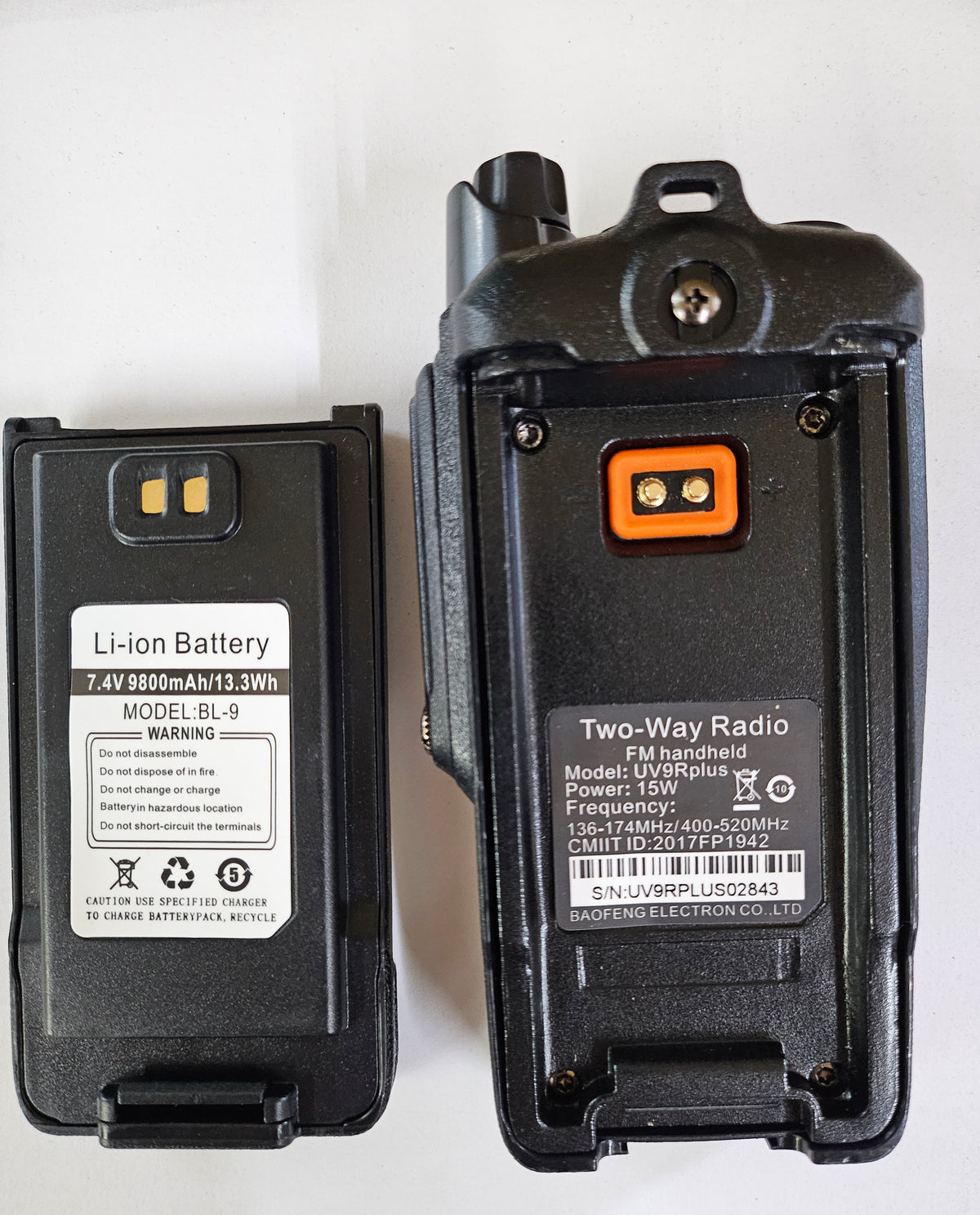 Baofeng UV-9R Plus отзад – батерия и щипка за колан