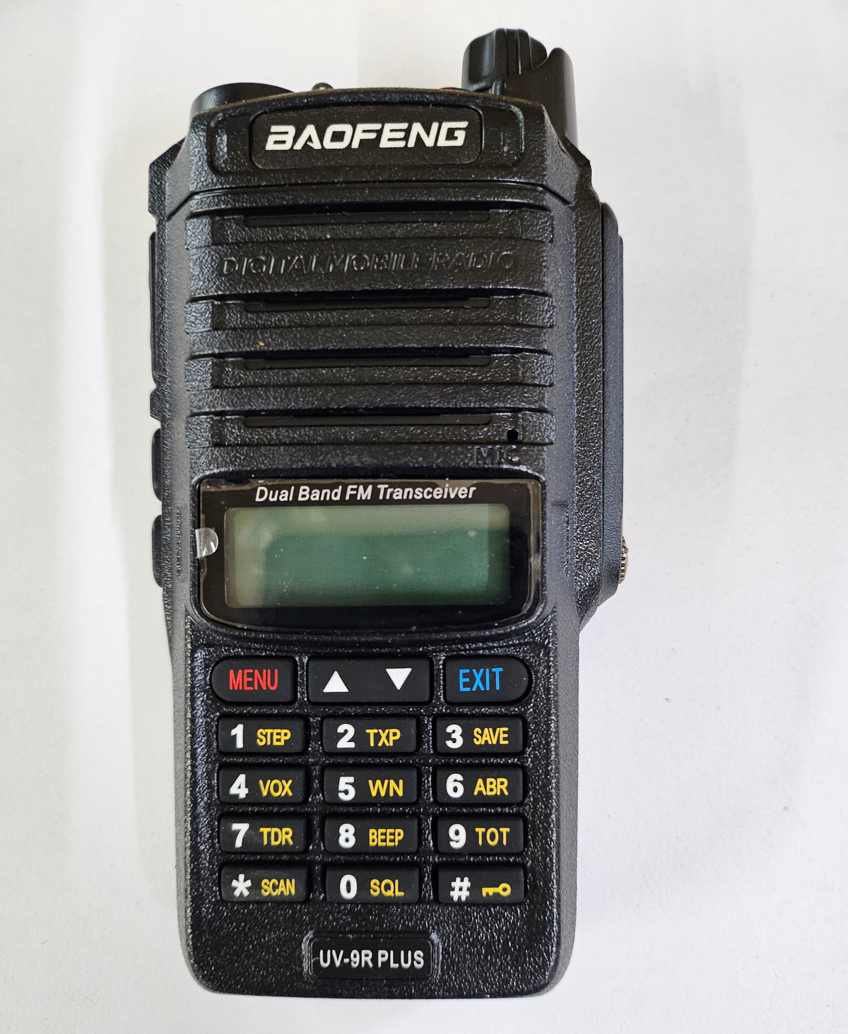 Реална снимка на радиостанция Baofeng UV-9R Plus отпред