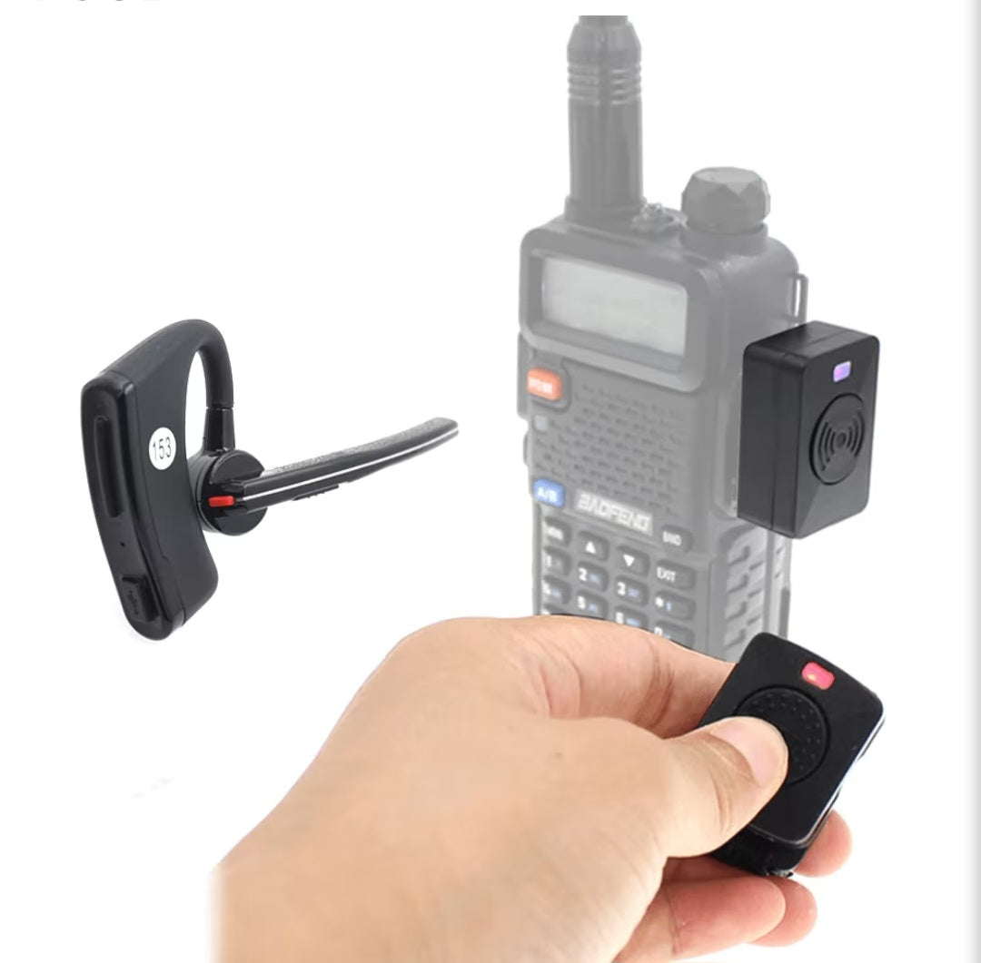 Bluetooth слушалка, адаптер за радиостанция и безжичен PTT бутон в ръка