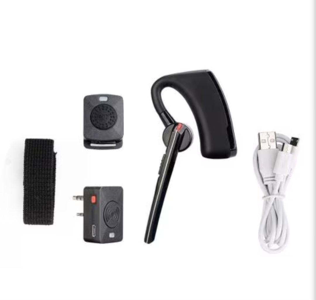 Комплект: Bluetooth слушалка, адаптер, PTT бутон с каишка и USB кабел