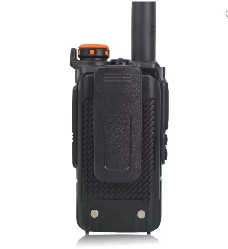 Quansheng UV-K5 – изглед отзад с щипка за колан
