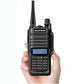 Радиостанция Baofeng UV-9R Plus в ръка – дисплей и клавиатура
